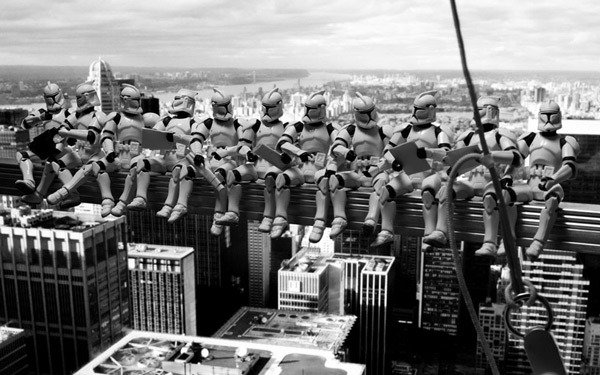 Cenas e fotografias famosas representadas por personagens do Star Wars • david eger 365 days of clones troopers skyscraper