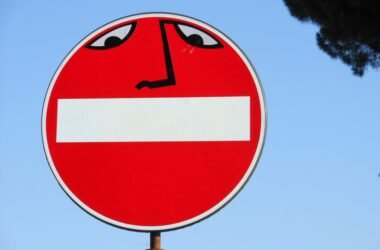 Fazendo arte com a sinalização urbana: Clet • clet 12