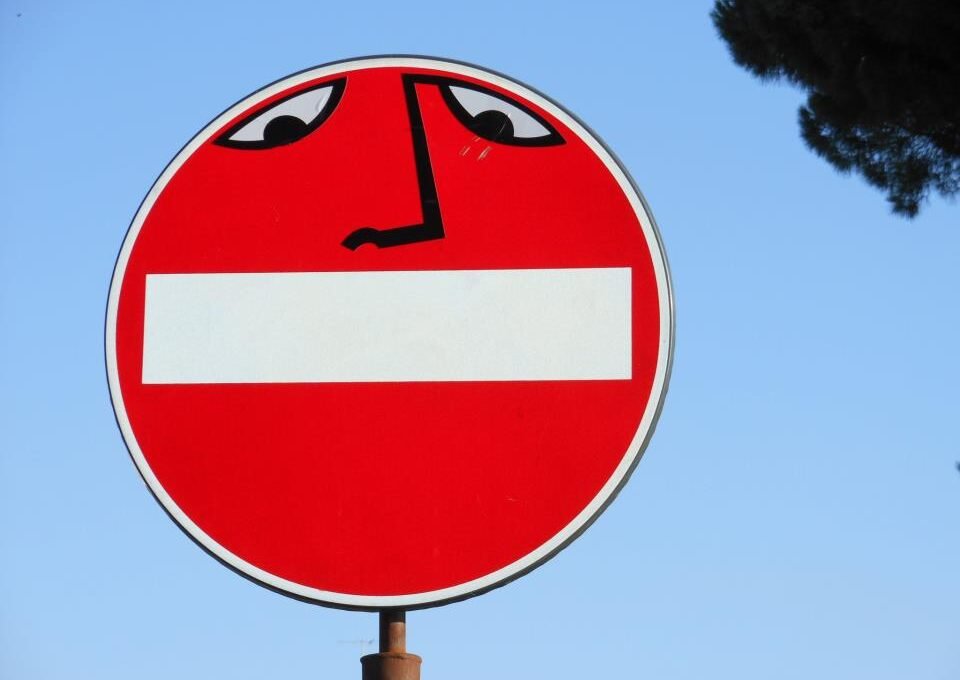 Fazendo arte com a sinalização urbana: Clet • clet 12
