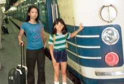 Fotógrafa "viaja no tempo" e se insere nas fotos de infância • Chino Otsuka thumb