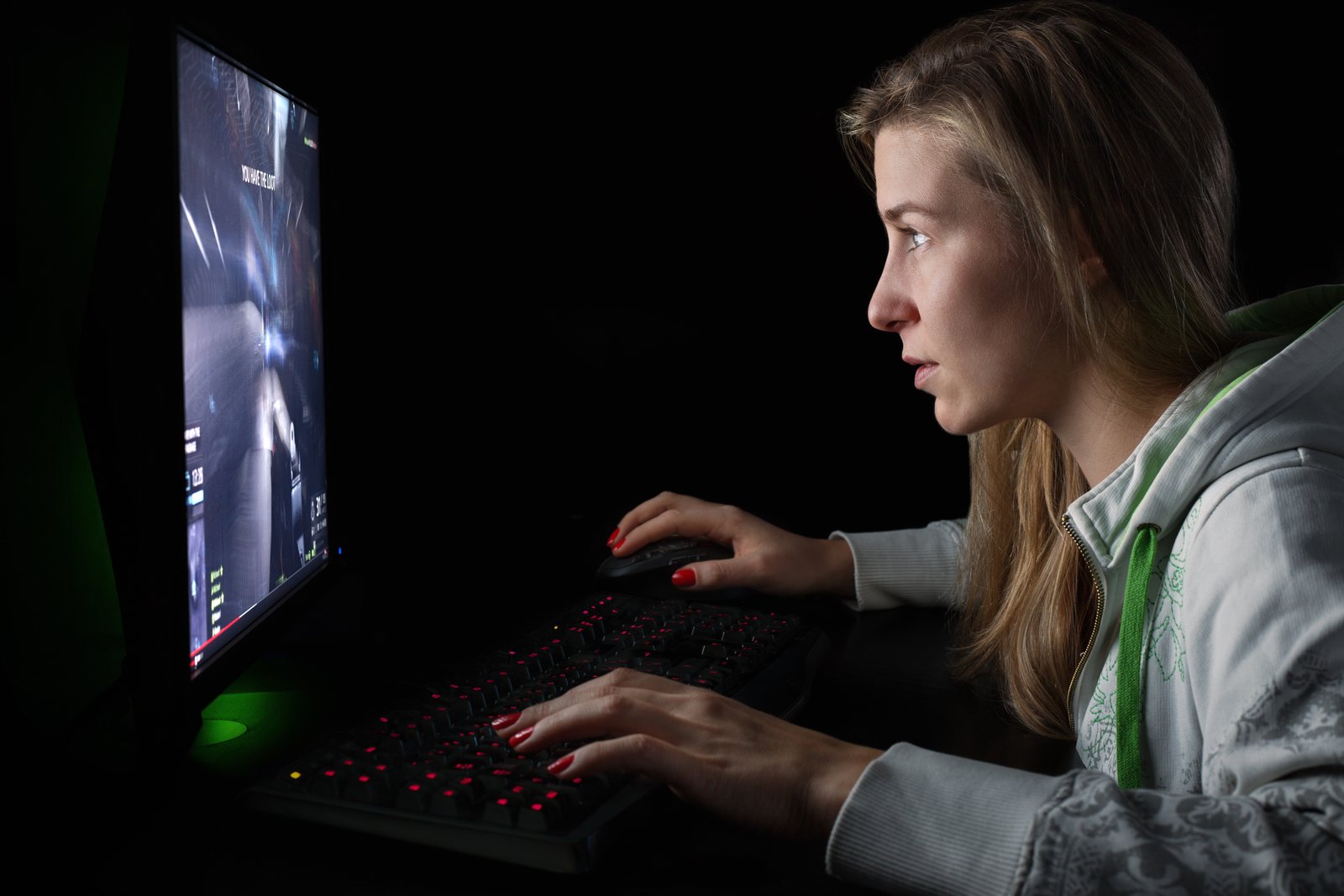Реклама компьютерных игр. Компьютерные игры. Компьютерные девушки. Играть в компьютер. Люди играющие в компьютер.