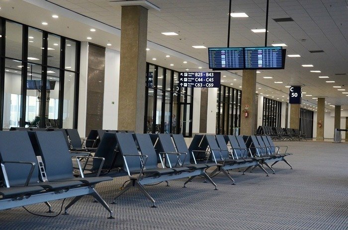 Como um espaço comercial se utiliza do design de interiores para atrair consumidores • aeroportos design interiores