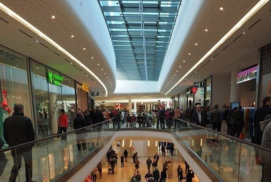Como um espaço comercial se utiliza do design de interiores para atrair consumidores • shopping centers design interiores