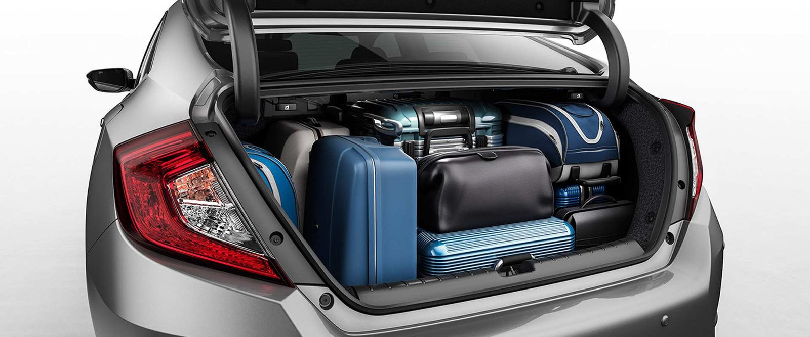 Dessa vez foi a vez de testarmos o Honda Civic 2020 • Amplo porta malas com acionamento interno na tampa do porta malas ou na Smart Key