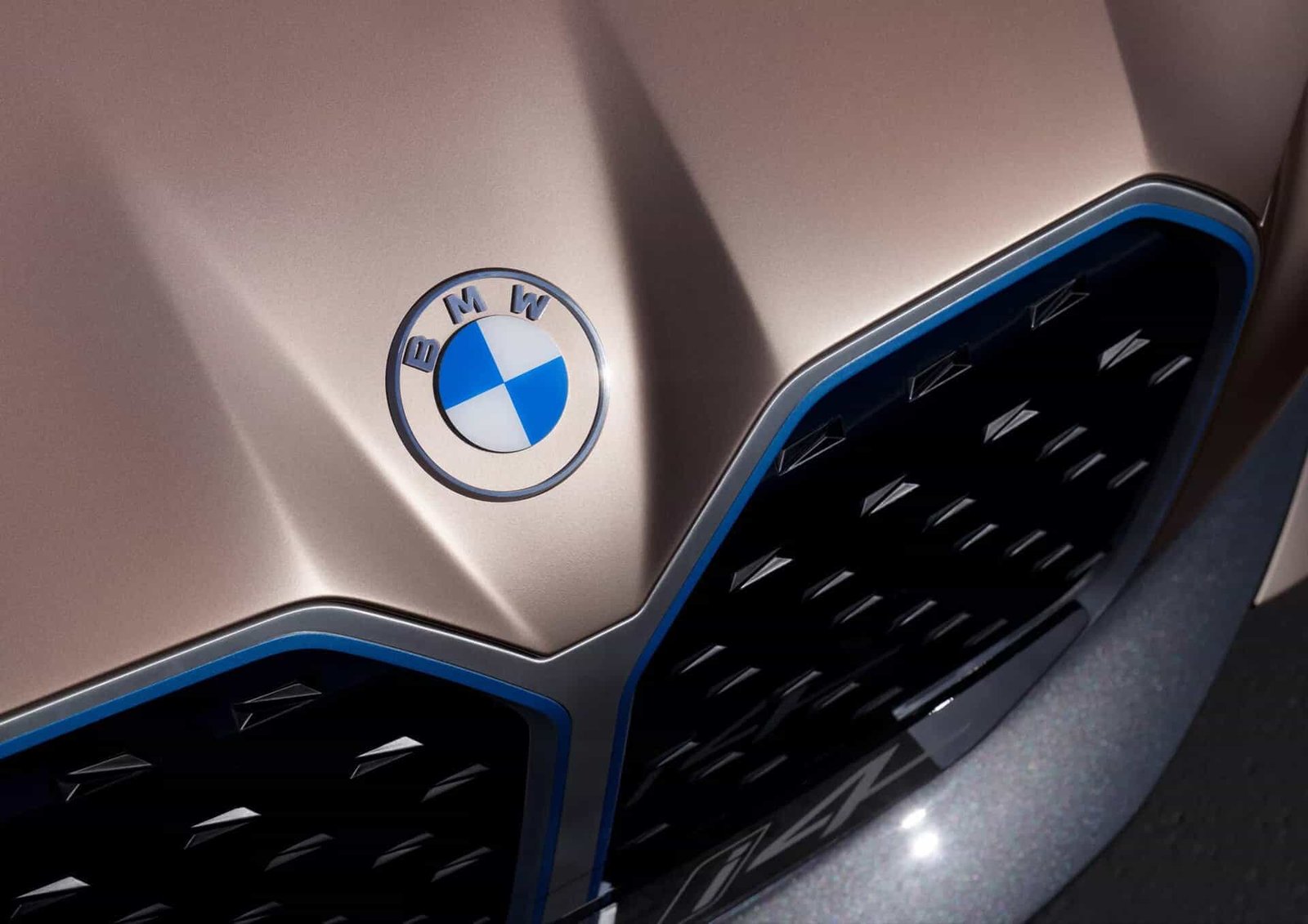 BMW apresenta seu novo logotipo com fundo transparente • bmw logotipo aplicado carro