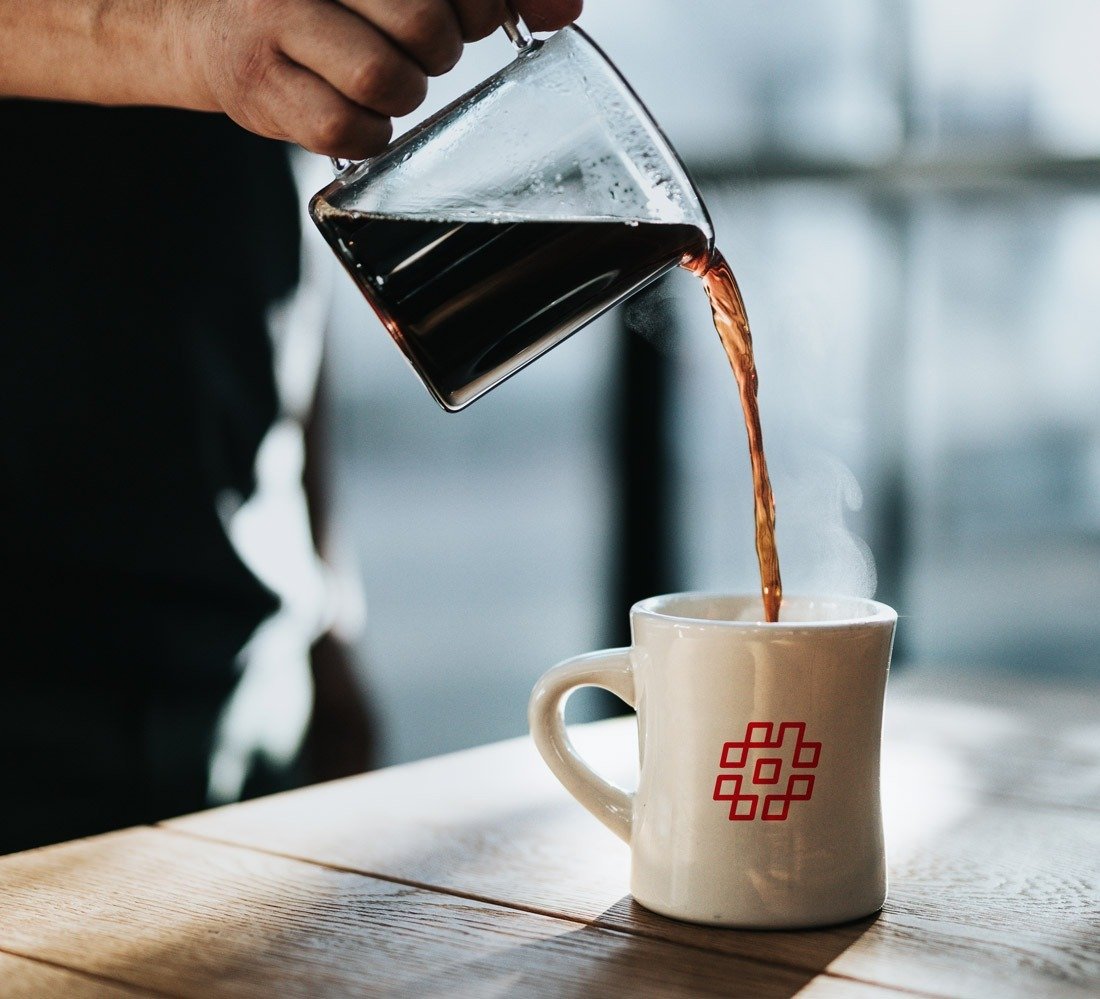 Mockup de caneca com alguém servindo café