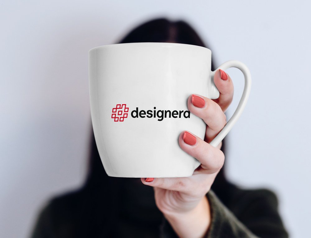 Mockup de mulher segurando uma caneca