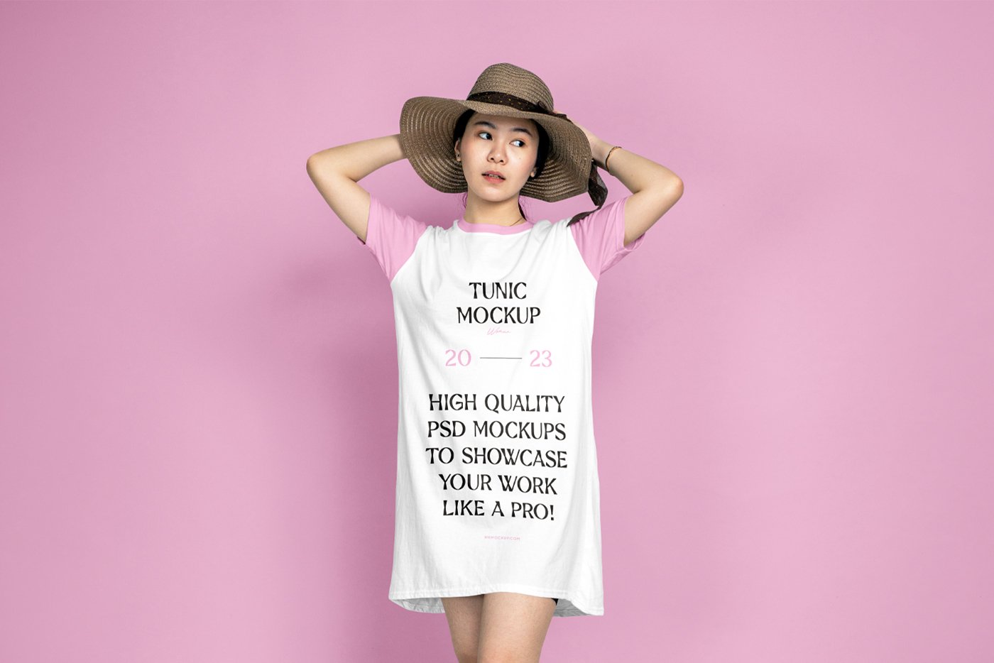 Mulher Livre Usando Mockup de Túnica.
