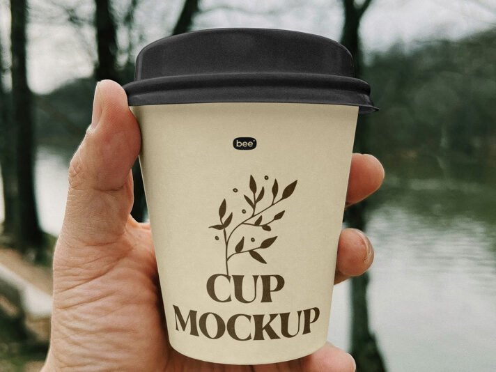Mockup de Copo de Papel Pequeno Grátis na Mão