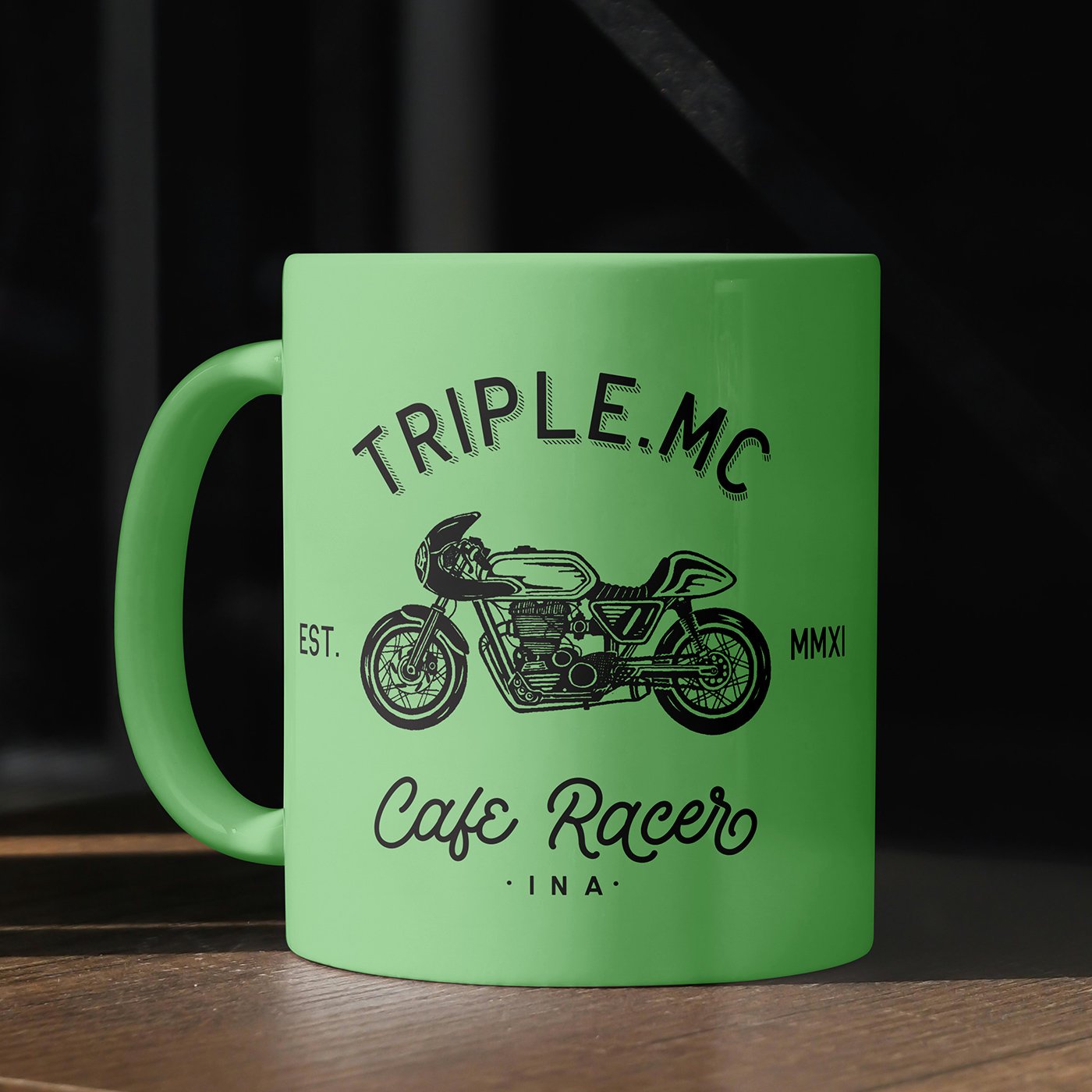 Mockup de Caneca de Cerâmica Grátis sobre Mesa