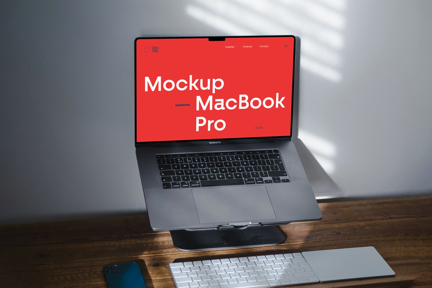 Mockup gratuito de MacBook Pro em suporte