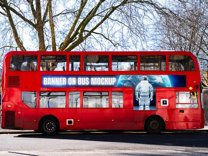 Mockup gratuito de banner de ônibus em Londres.