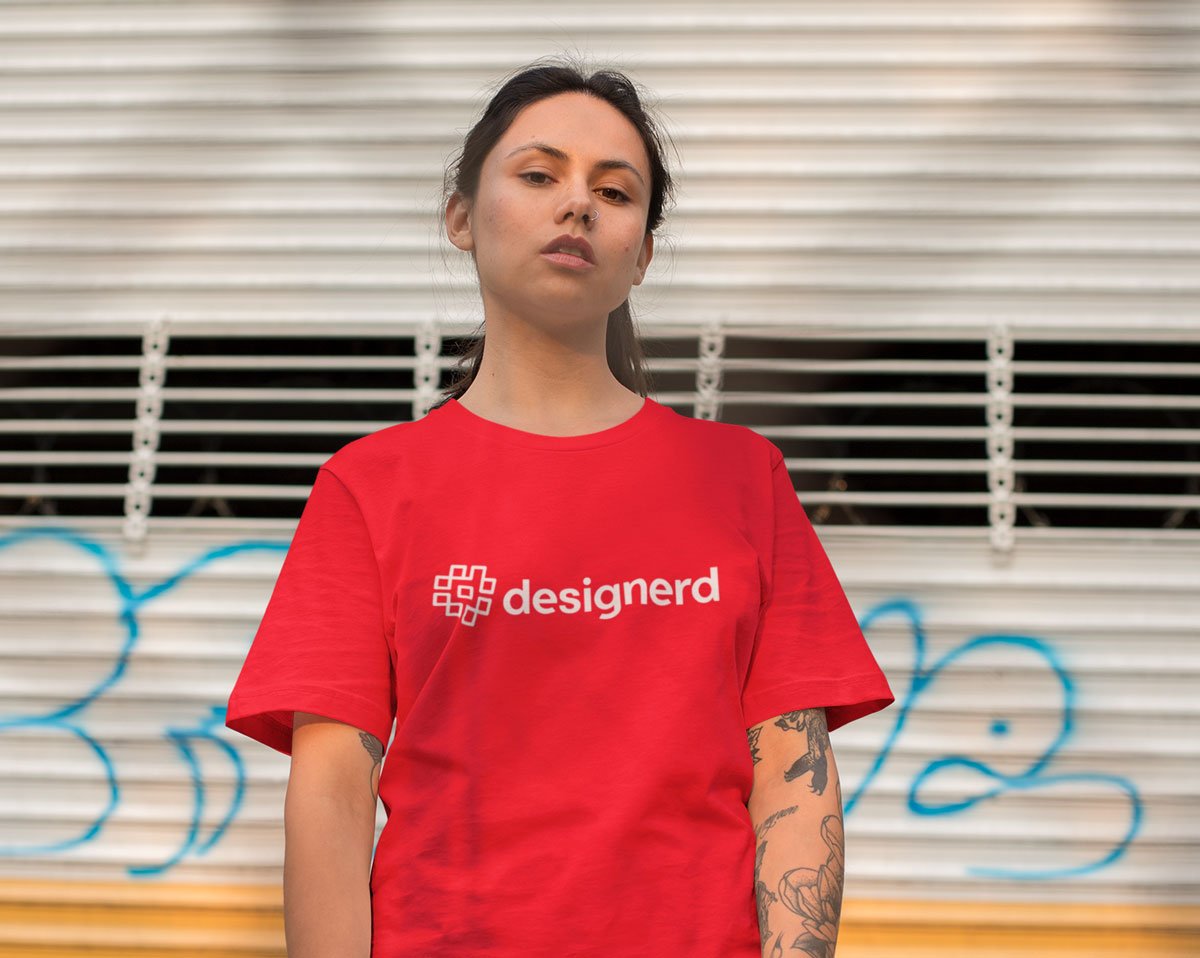 Mockup de Camiseta Oversized: 22 modelos gratuitos e premium para seus projetos • camiseta oversized mulher urbana