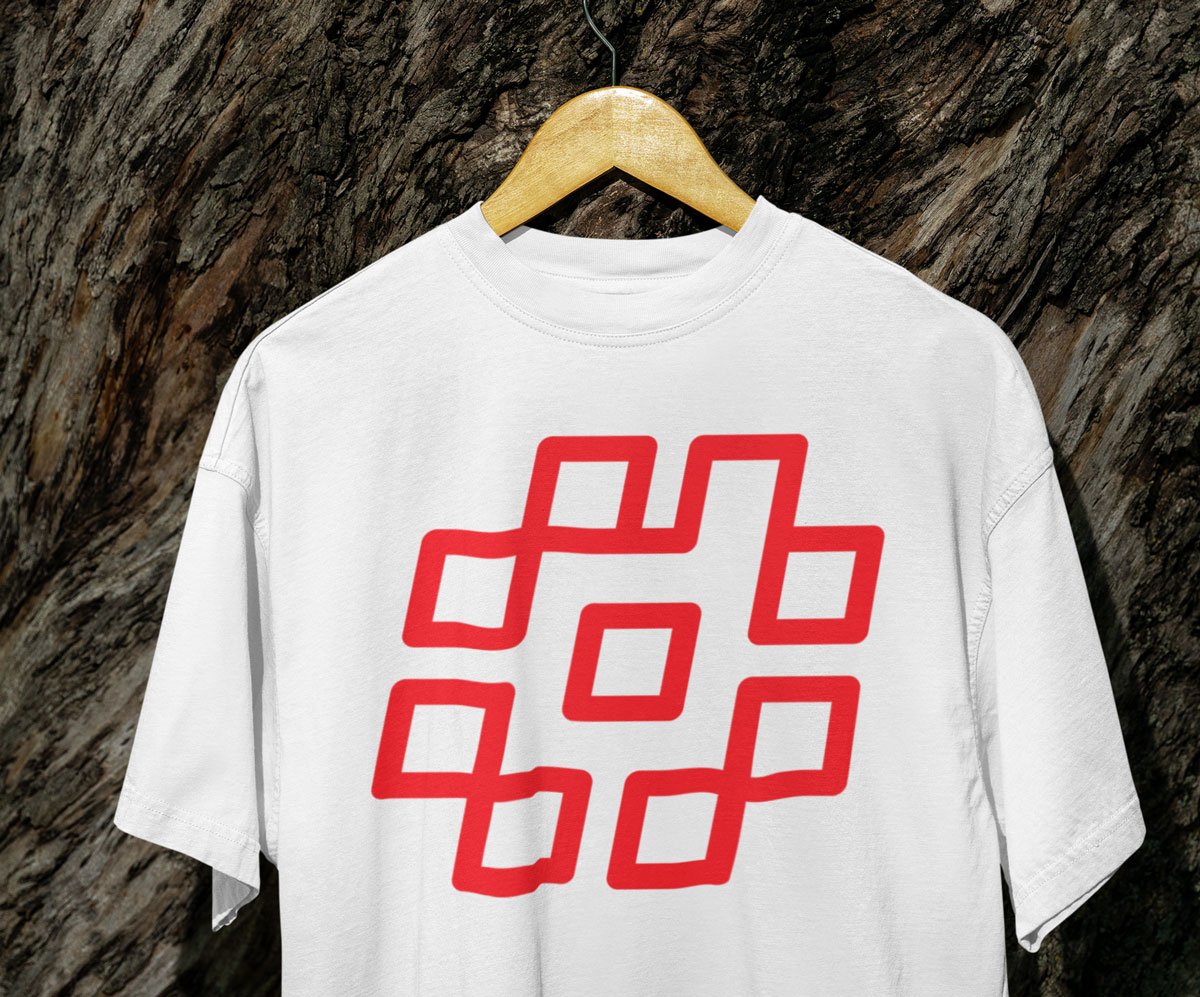 Mockup de Camiseta Oversized: 22 modelos gratuitos e premium para seus projetos • mockup camiseta cabide