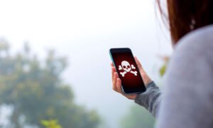 tela de um iphone com ilustração de vírus