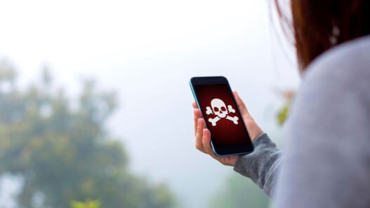 tela de um iphone com ilustração de vírus